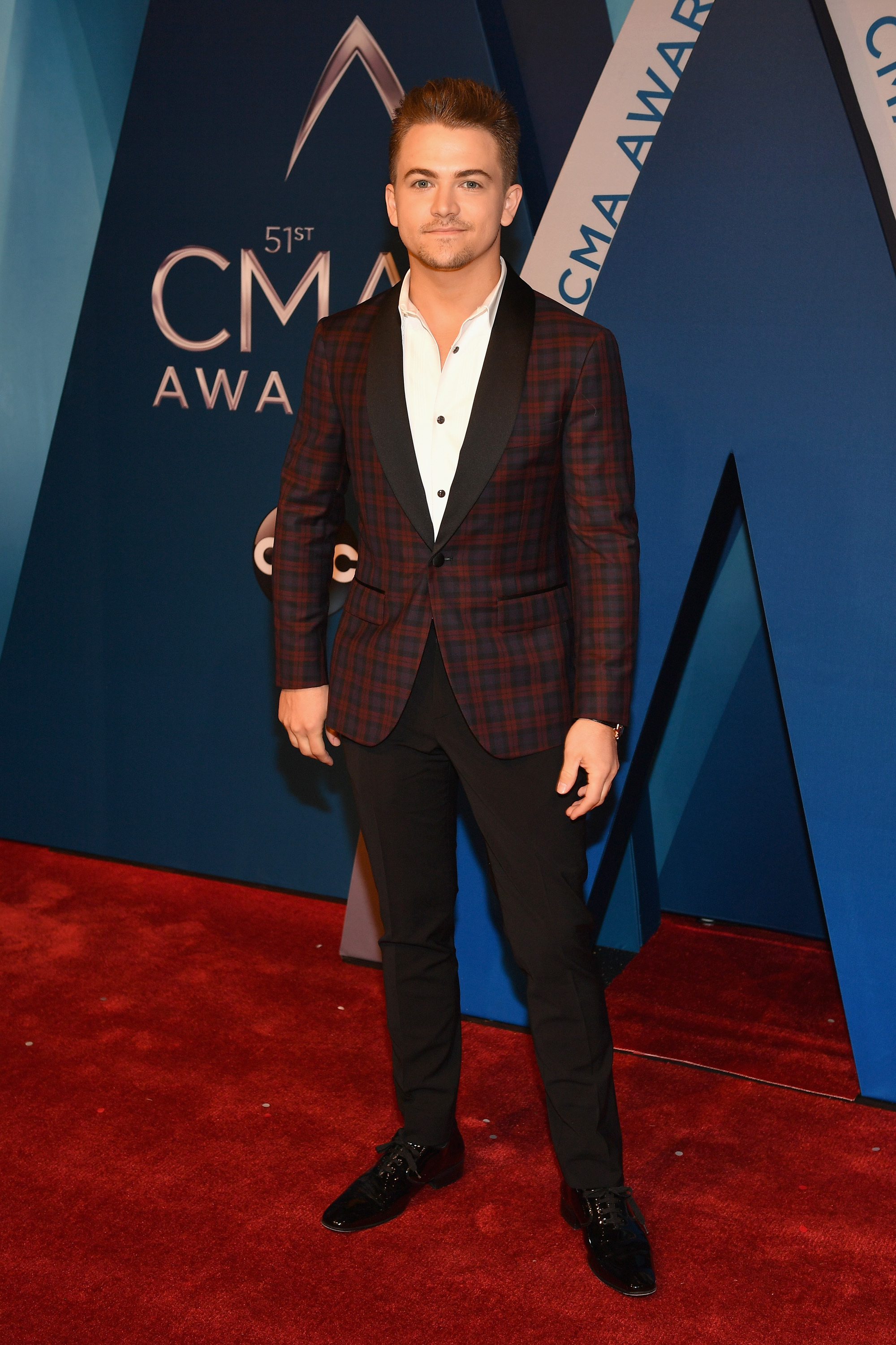 Hunter Hayes CMAs - 2017 CMA Awards -- See all the red carpet pics ...