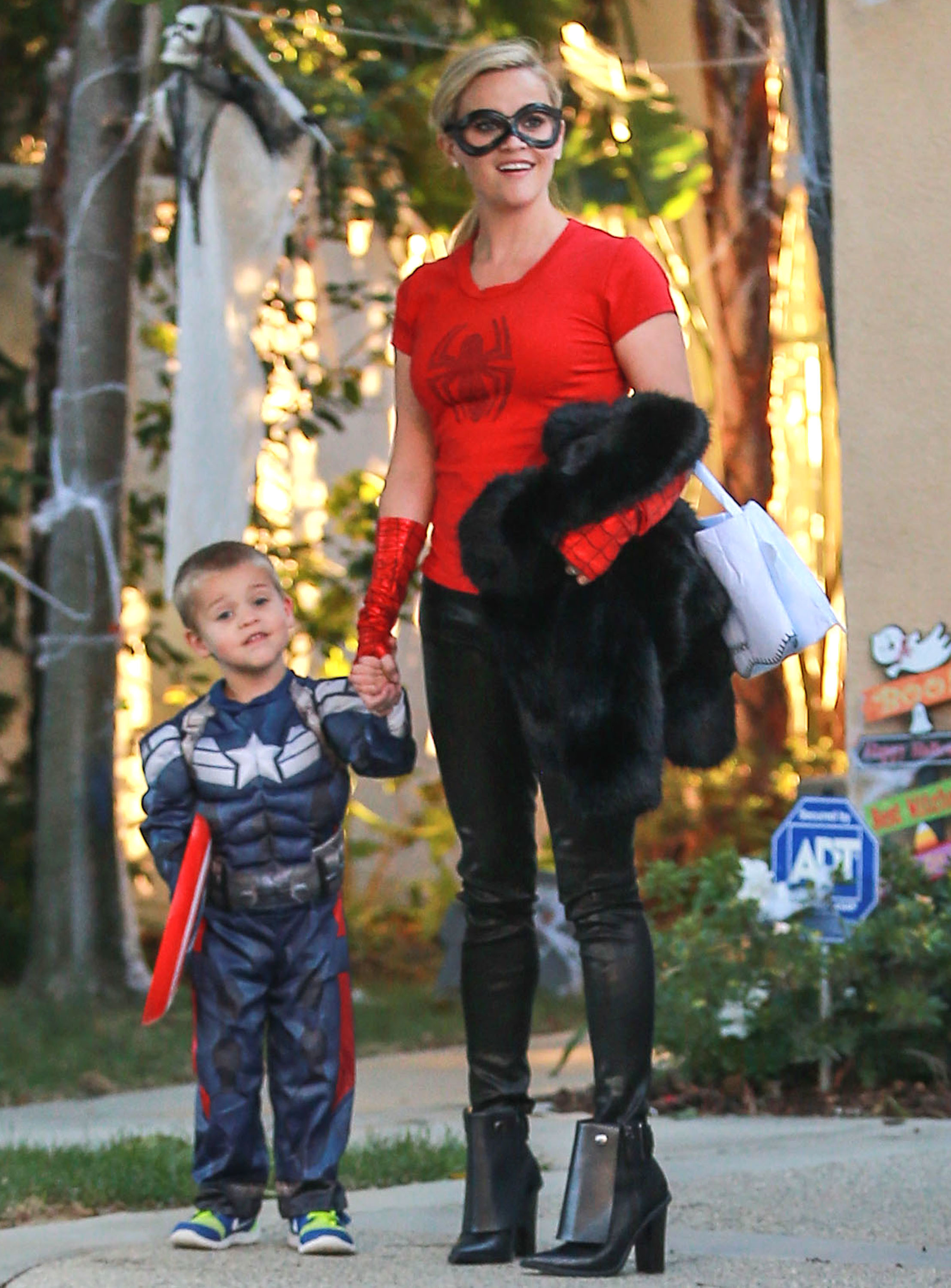 Tweet. son Tennessee Toth dressed as Captain America to go trick-or-treatin...