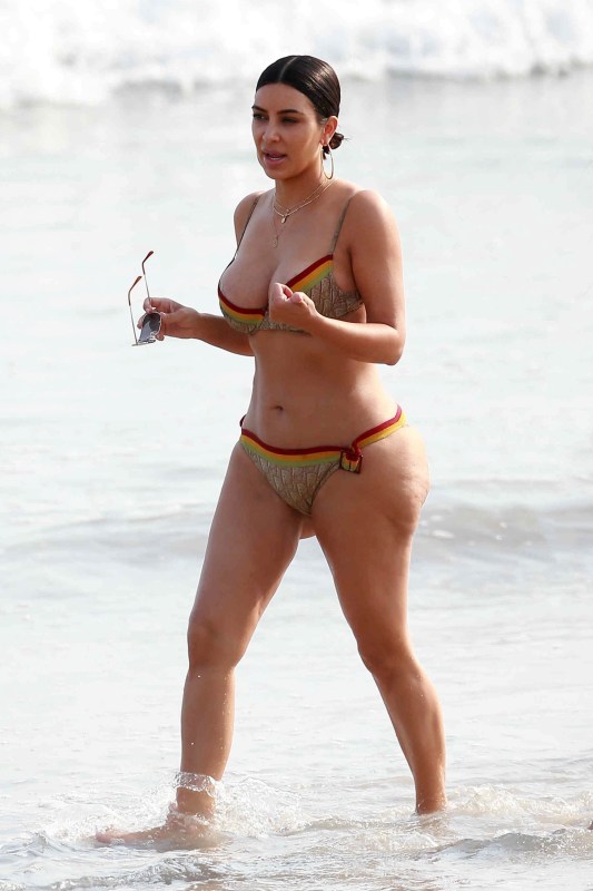 Best Tanned Beach Babes Topless - Celebs on the beach in bikinis | Gallery | Wonderwall.com