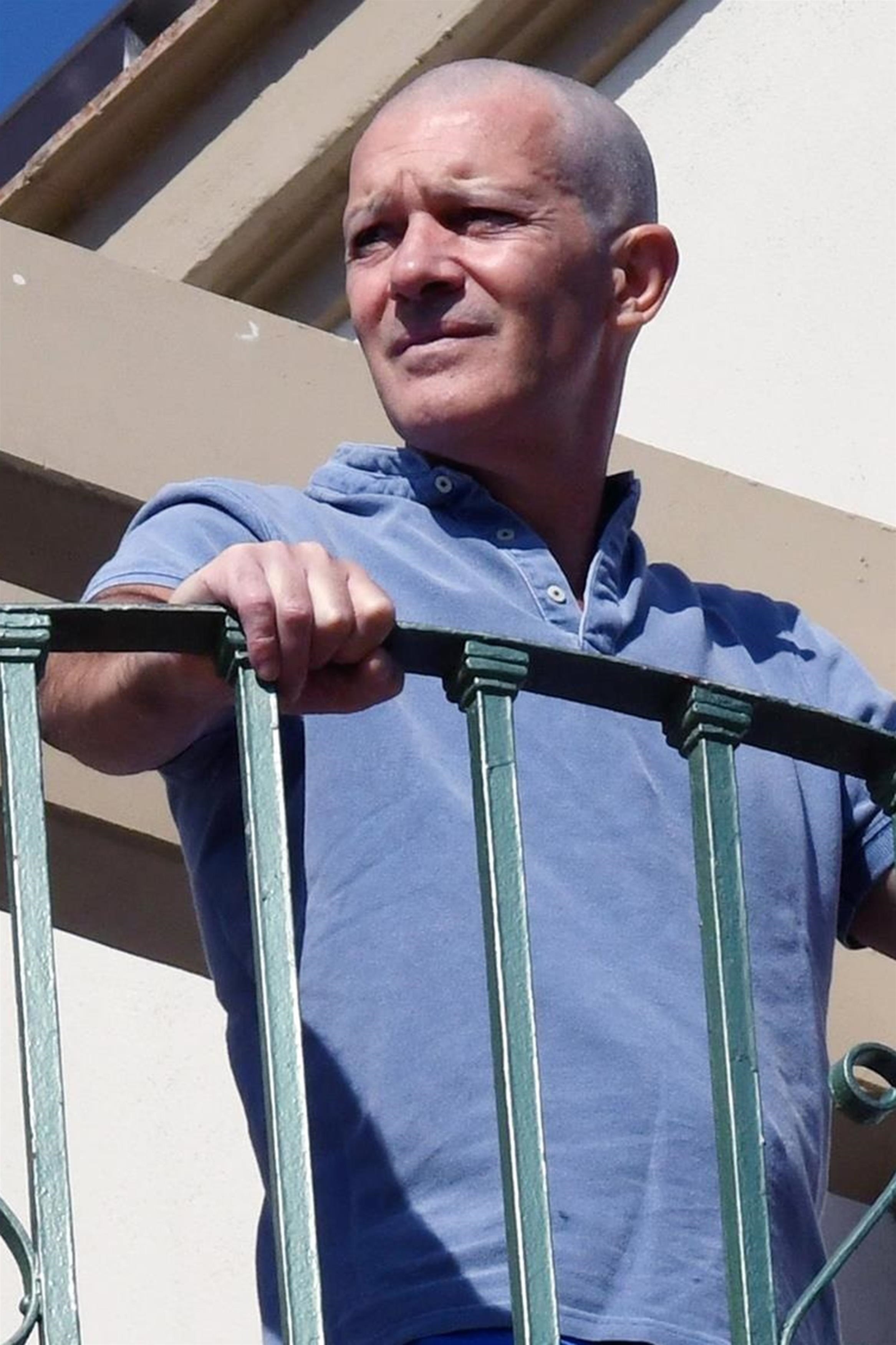 Antonio Banderas shaves head completely bald See his look now