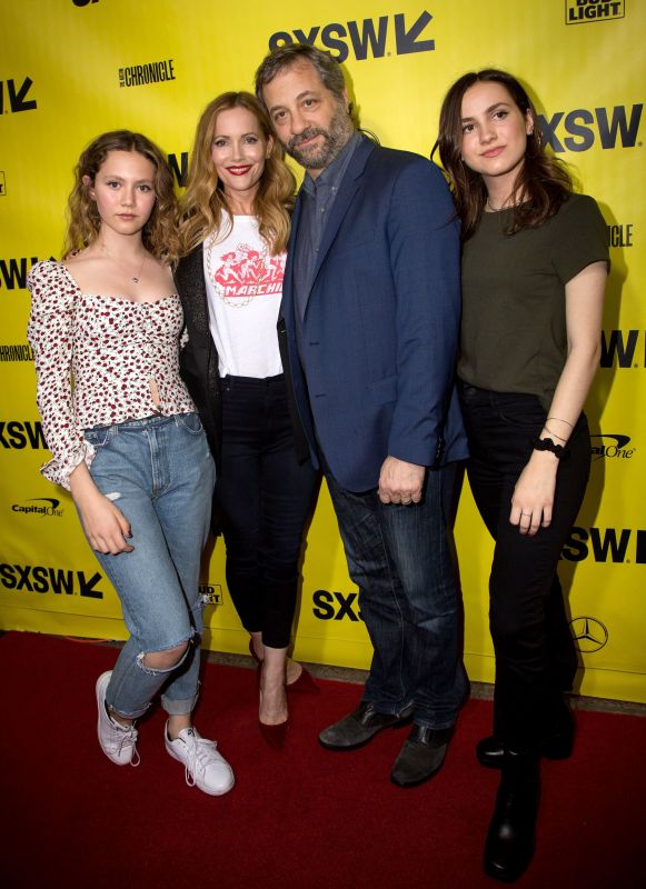 Leslie Mann & Judd Apatow & Iris Apatow & Maude Apatow Editorial Image -  Image of length, clutchbag: 176204620