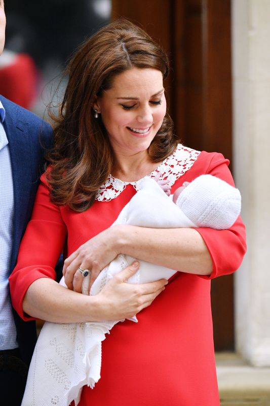 Prince William and Duchess Kate debut their third child: See the photos ...