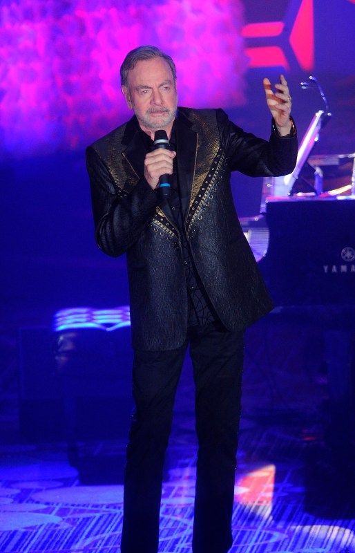 Neil Diamond Performs at Benefit After Parkinson's Diagnosis