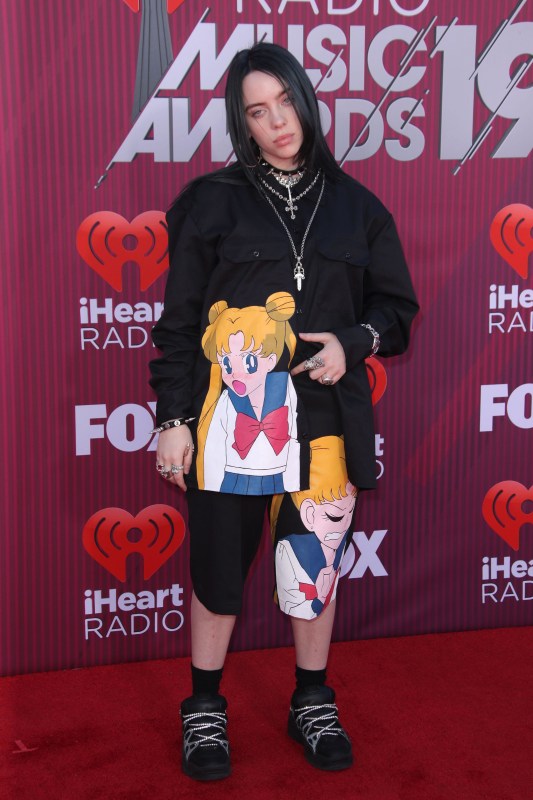 How do I pull off the “baggy clothes Billie Eilish” look? : r/fashion