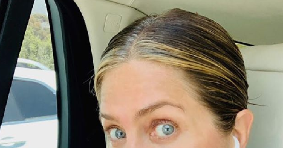 Jennifer Aniston looks amazing in a makeupfree selfie, plus more