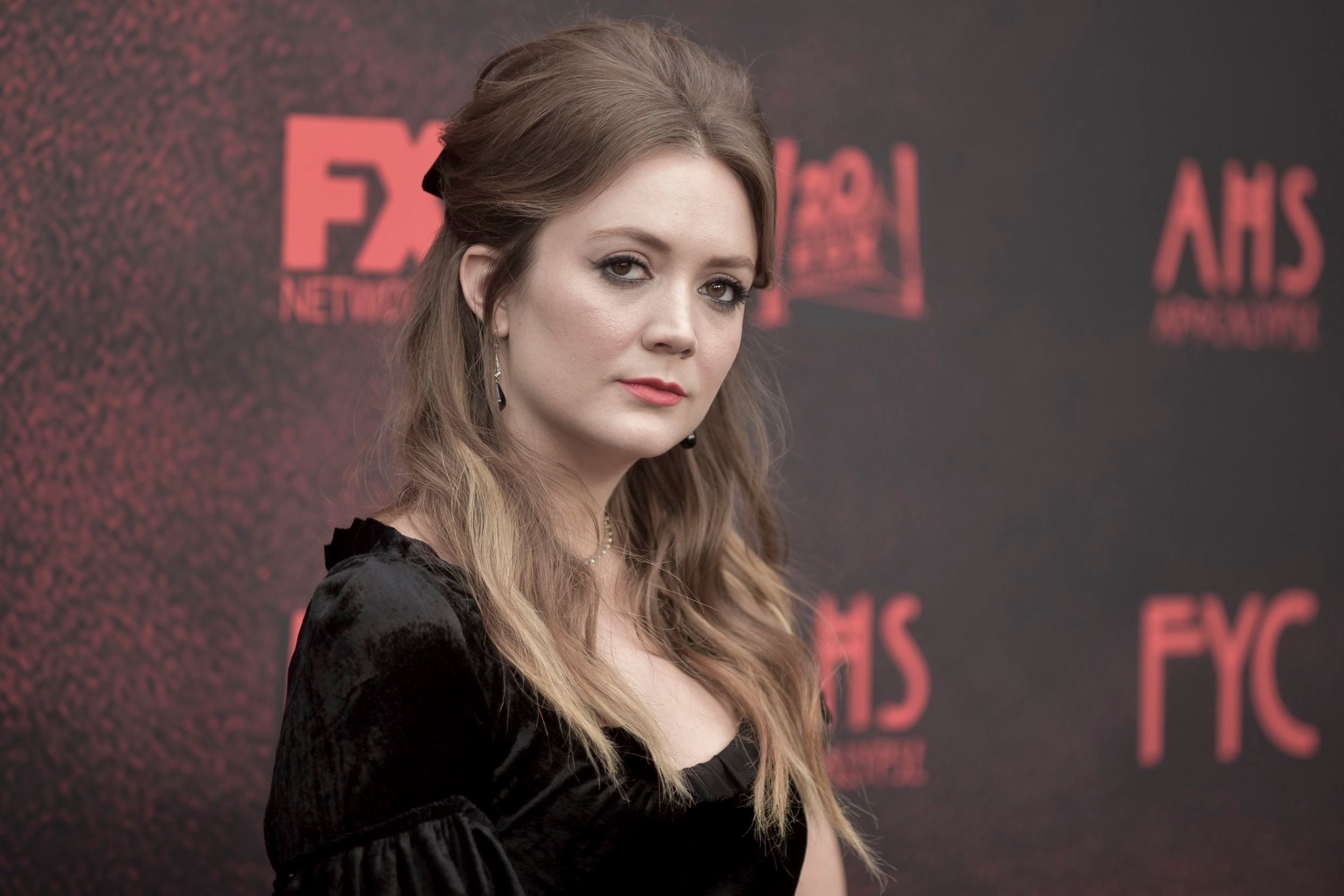 Billie Lourd Sings Tribute To Mom Carrie Fisher On Third Anniversary Of ...