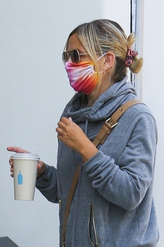 Sarah Michelle Gellar is slaying with her multitude of masks | Gallery ...