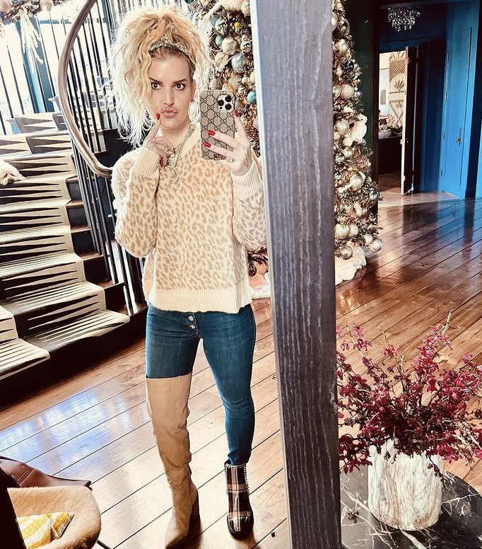 Jessica Simpson shows off major weight loss in new mirror selfie, plus more  celeb news, Gallery