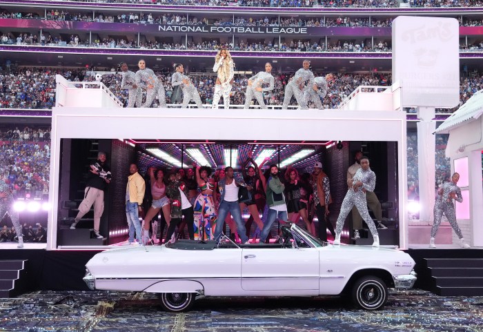 Mary J. Blige performs during the Super Bowl LVI Halftime Show at SoFi  Stadium in Los Angeles, CA on Feb. 13, 2022. (Photo by Image of Sport/Sipa  USA Stock Photo - Alamy