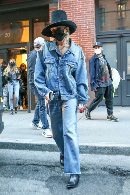 Miley Cyrus, Louis Vuitton Jeans  Miley Cyrus Blue Denim Straight