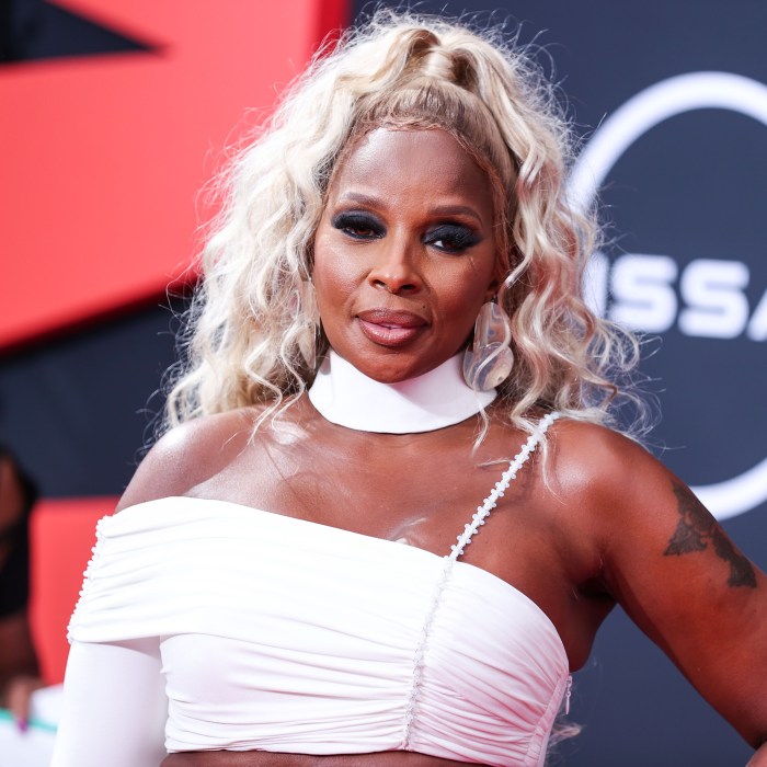 Mary J. Blige at Super Bowl Halftime Show: Fashion Details, Interview – WWD