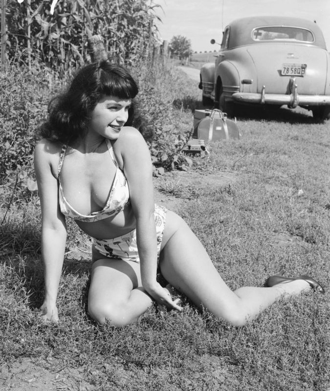 Bettie Page: 20 stunning photos of notorious 1950s pin-up girl, Gallery