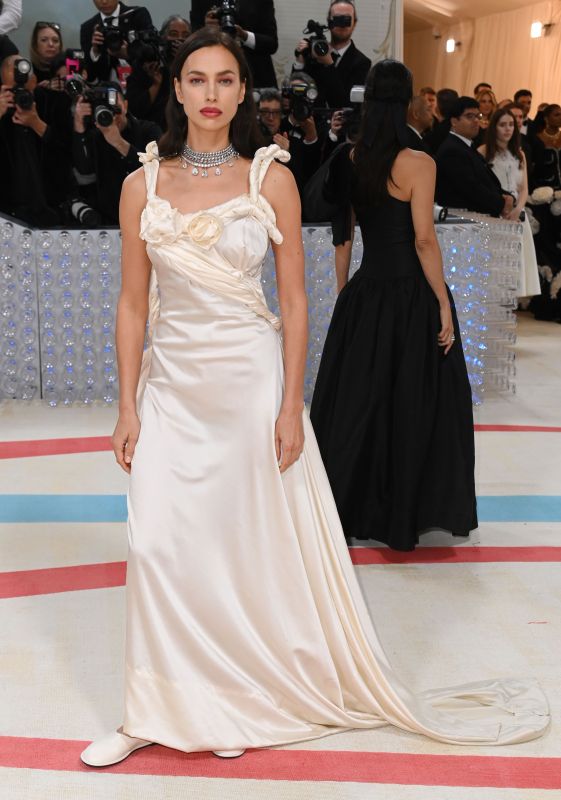 Miranda Kerr Embraces Princess Inspiration in Ethereal White Dress & Hidden  Heels at Met Gala 2022