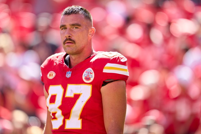 Chiefs TE Travis Kelce pokes fun at his beardless look