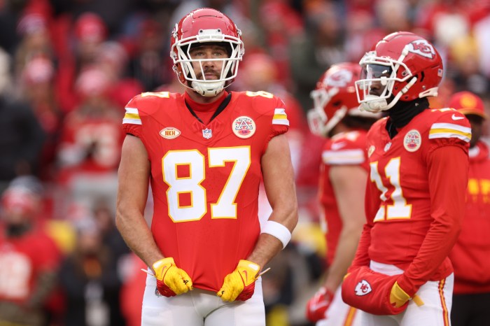 The best pictures of Travis Kelce as the Chiefs defeat the Bengals in week 17 to clinch eighth consecutive AFC West title | Gallery | Wonderwall.com