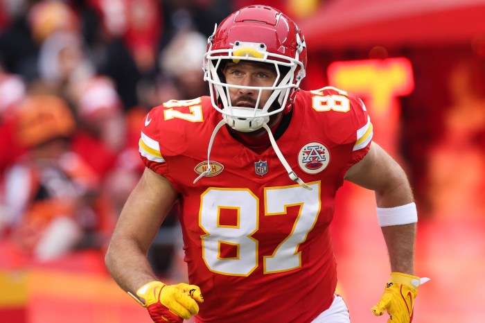 The best pictures of Travis Kelce as the Chiefs defeat the Bengals in week 17 to clinch eighth consecutive AFC West title | Gallery | Wonderwall.com