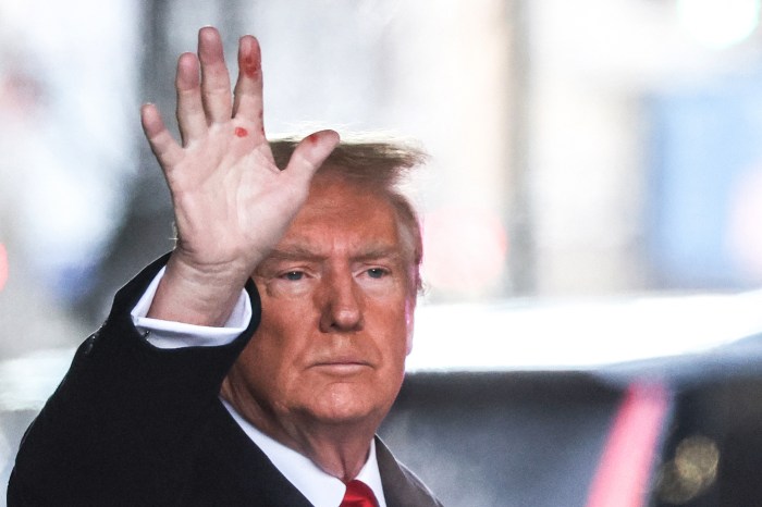 'Trump Bumps'? Red splotches on Donald Trump's hand spark impressive ...