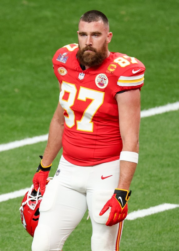 The best pictures of Travis Kelce as the Chiefs play the 49ers in the ...